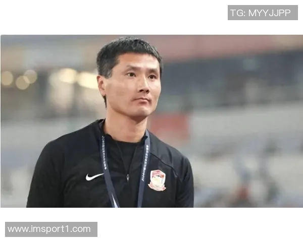 国足专注体能训练邵佳一持续考察队员状态与表现