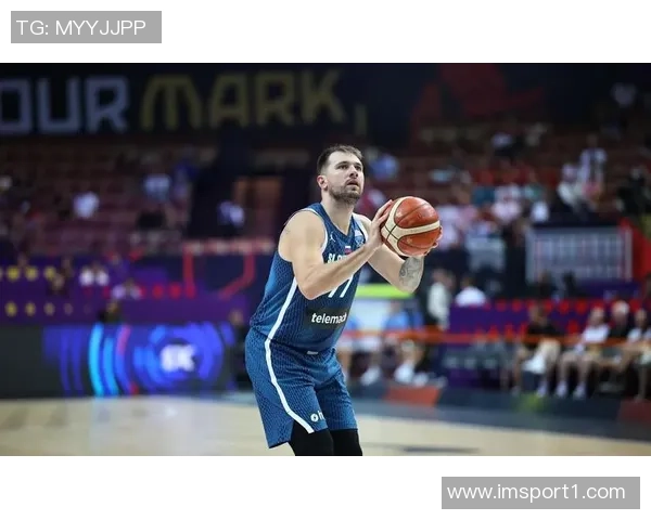 东契奇赛前状态良好决定出战球队配合默契多次命中三分球 东契奇赛前状态良好决定出战球队配合默契多次命中三分球